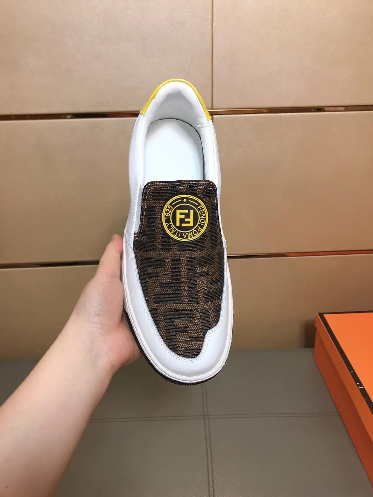 Factory price 400 🔆🔆[fendi] Fendi's classic and comfortable men's casual shoes, cowhide leather upper + brand printed surface, sheepskin lining + feet, rubber wear-resistant outsole. This unique style is suitable for all seasons, casual and exquisite sensibility, comfortable and natural on the feet. Everyday casual travel style in autumn and winter! Code number: 38-44